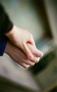 ​安慰女孩子的暖心句子简单（女孩子难过时安慰的话语）