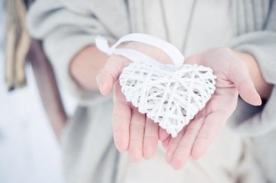 ​温柔干净无关爱情的句子(人不应该为了爱情而活着的短句)