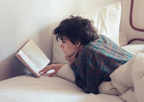 温柔干净无关爱情的句子(人不应该为了爱情而活着的短句)