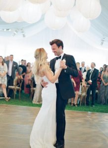 ​恭喜别人结婚的句子幽默（幽默结婚祝福语有哪些 幽默一点的结婚祝福语）