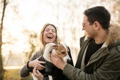 ​男右手无名指长痣的寓意是什么 财运不错