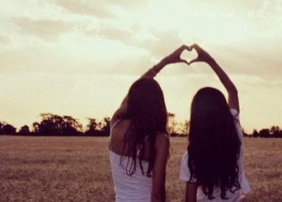 ​写给闺蜜的甜甜的短句（有一种生物叫‘闺蜜’，送给闺蜜甜到炸的话）