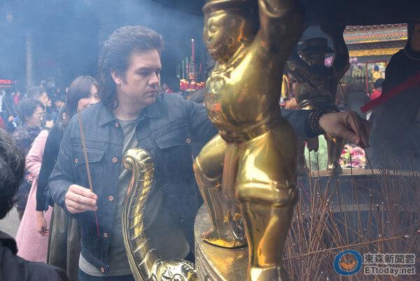 《阴尸路》尤金拜拜初体验！挑战「插香炉」火超旺吓傻