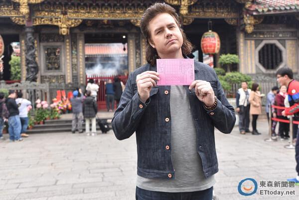 《阴尸路》尤金拜拜初体验！挑战「插香炉」火超旺吓傻