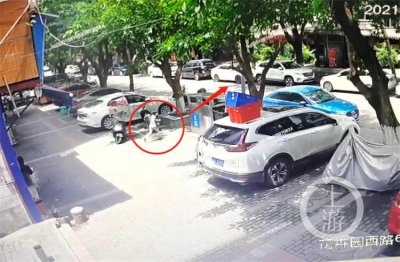 ​又见鬼探头!6岁男孩奔跑过马路被出租车撞倒（儿童马路上捡东西玩耍被撞）