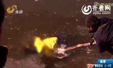 诡异！寒冬清晨无名女尸冰冻冰层之下 口袋惊现灵异手机号