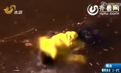 ​诡异!寒冬清晨无名女尸冰冻冰层之下 口袋惊现灵异手机号