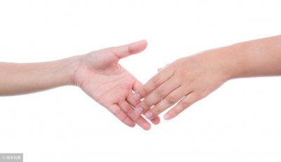 ​正能量励志小故事十《右手握左手》（左手和右手的故事的主要内容）