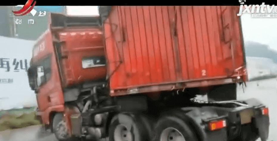 下雨天发生灵异事件？司机称踩刹车没反应 车头撞上自己车尾