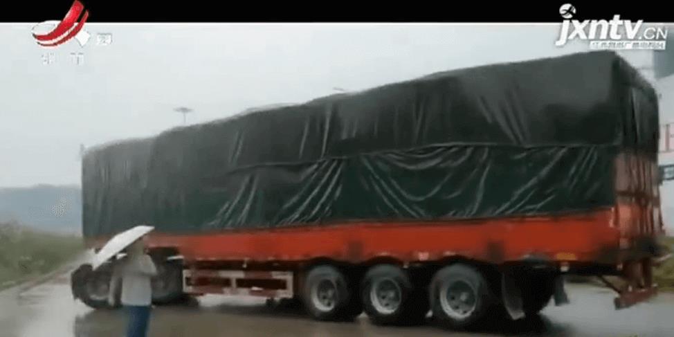 下雨天发生灵异事件？司机称踩刹车没反应 车头撞上自己车尾