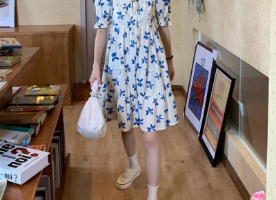 ​励志工作正能量小故事( **奋斗的青春最美丽：一位普通员工的逆袭**)