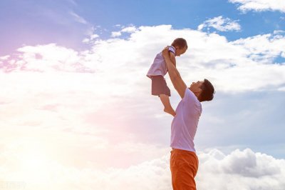 ​赞美父亲的经典句子（20句最朴实的赞美父亲文案）