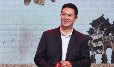 ​张嘉译的爱情故事：前妻嫌弃到现任宠爱，一家三口幸福美满