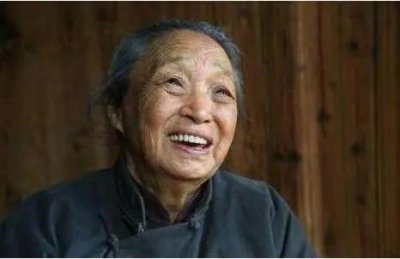 ​20岁帅哥娶57岁大妈为妻 结婚19年幸福的像童话故事 看完虐心了