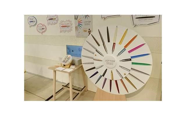 以星星为主题写一个比喻句和一个拟人句